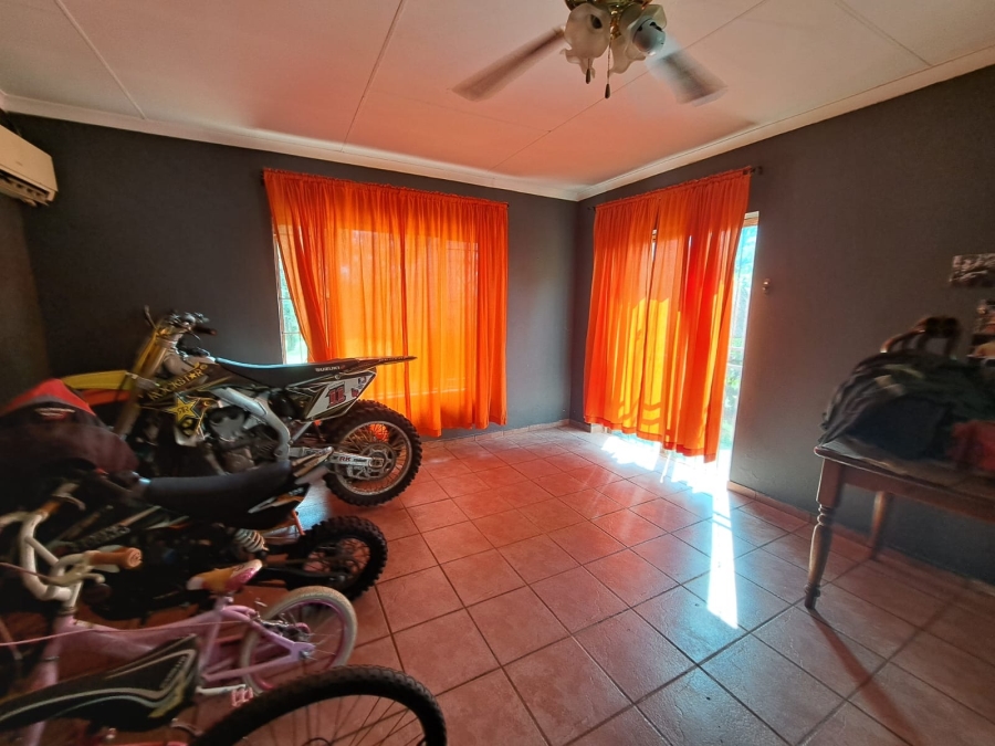 5 Bedroom Property for Sale in Oos Einde North West